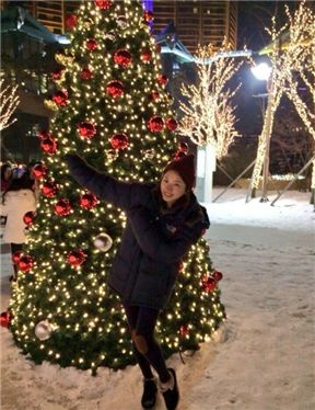사희 스키장 사진 "눈 오는 날, 트리 앞에서 한컷 찰칵" 