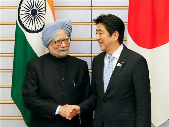 만모한 싱 인도 총리(왼쪽)가 아베 신조 일본 총리와 악수하고 있다. 지난해 5월 말 만난 양국 총리는 국방 분야 협력 방안을 논의했다. 사진=블룸버그