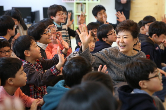 25일 성탄절 서울SOS어린이마을을 방문해 어린이들과 즐거운 시간을 보내고 있는 박근혜 대통령(사진제공 : 청와대)