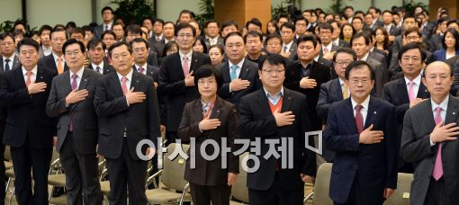 [포토]국민의례하는 권선주 기업은행장