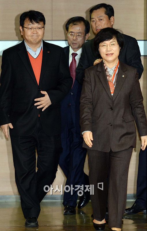 [포토]밝은 표정으로 입장하는 권선주 기업은행장