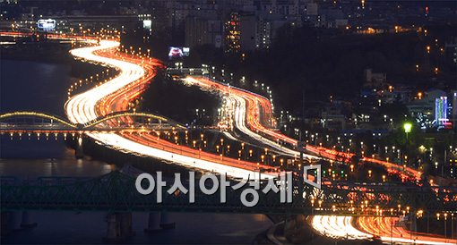 [포토]뱀처럼 기어온 증시, 내년엔 말처럼 뛰라