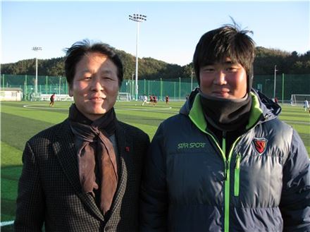 황병기 포항시 체육지원과장(왼쪽)과 이창원 포항제철고 감독