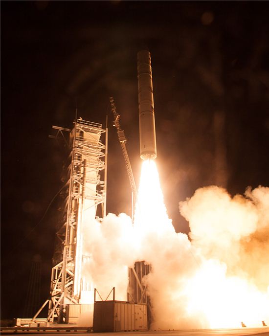 ▲LADEE의 발사 - 달의 대기와 먼지 등을 탐사하기 위한 우주선 LADEE가 7월에 발사됐다. LADEE를 
통해 심우주에서 가능한 통신 기술이 한단계 발전했다.
