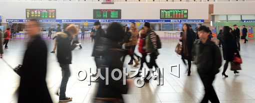 [포토]모처럼 붐비는 서울역