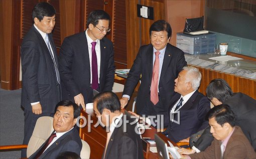 [포토]본회의장에서 분주한 민주당