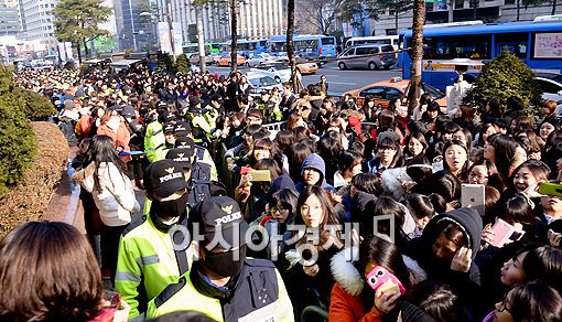 [포토]정우 프리허그, 경찰까지 동원 '팬들 안전이 최우선'