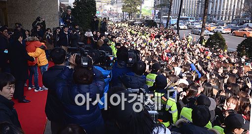 [포토]정우 명동 프리허그, '이렇게 많은 팬들이?'