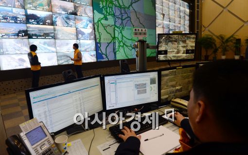 [포토]교통상황 확인 하는 한국도로공사 직원들