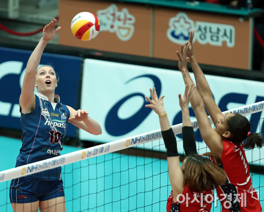 [포토] 니콜 '벽만 살짝 넘겨볼까'