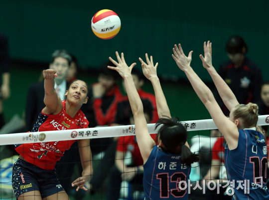 [포토] 스파이크 때리는 인삼공사 조이스