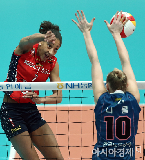 [포토] 조이스 '헉! 공이 찌그러졌어'