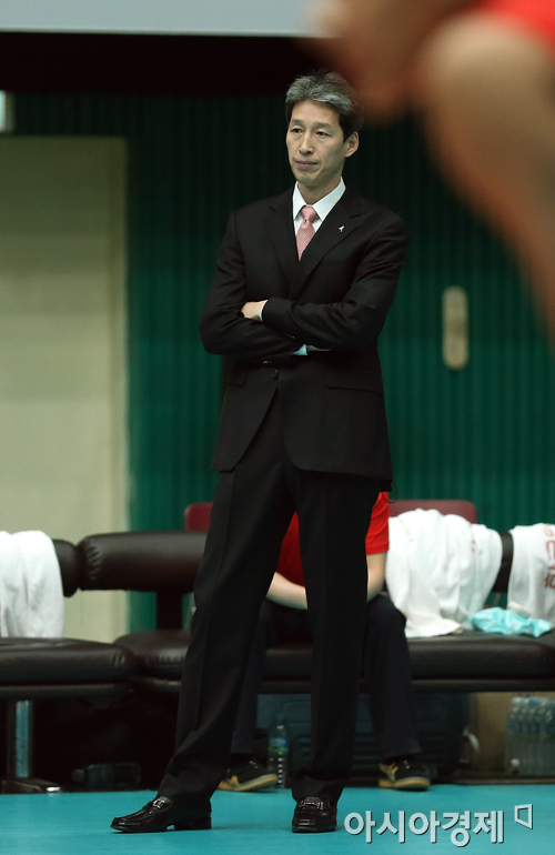 [포토] 경기 지켜보는 인삼공사 이성희 감독