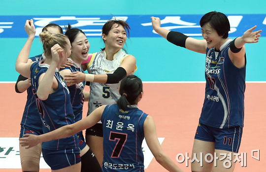 [포토] 승리에 기뻐하는 도로공사