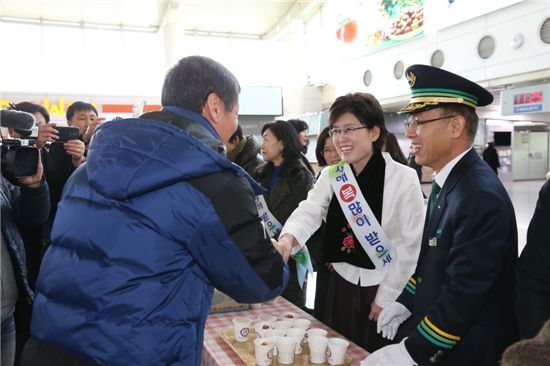 대전역 맞이방에서 철도손님들에게 새해 인사를 하며 악수하고 있는 최연혜(가운데 흰색 옷 입은 사람) 코레일 사장