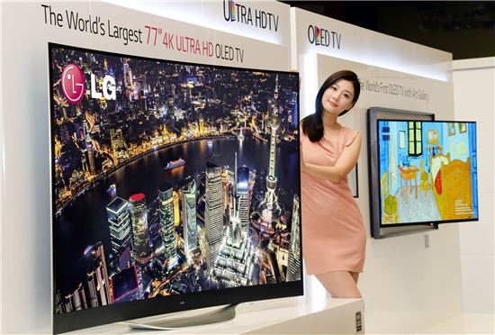 ▲LG전자 모델이 77인치 UHD 곡면 OLED TV(왼쪽)와 갤러리 OLED TV를 소개하고 있다.  