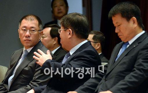 [포토]대화하는 정의선 부회장