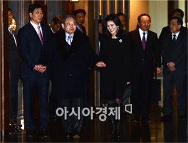 이건희 삼성그룹 회장(왼쪽부터 두 번째)과 이부진 호텔신라 사장(왼쪽부터 세 번째)이 2일 서울 중구 신라호텔에서 열린 2014년 삼성 신년하례식을 마치고 나오고 있다.