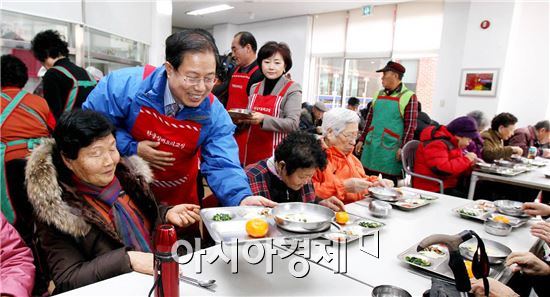 [포토]시무식 대신 사랑의 배식봉사하는 송광운 북구청장