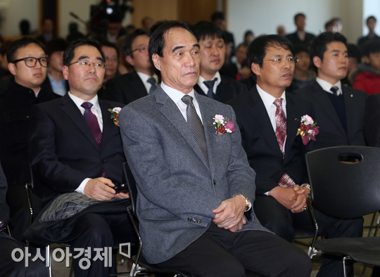 [포토] 신문선 대표이사 취임사 경청하는 박종환 감독
