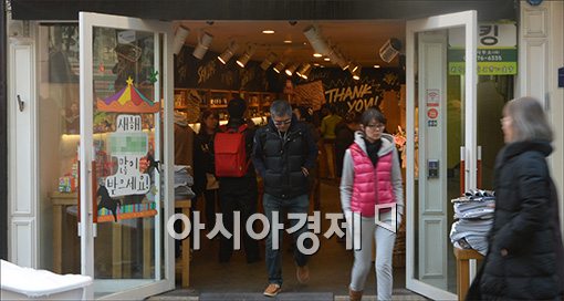 [포토]문 열고 난방 영업 단속, 시행 첫날