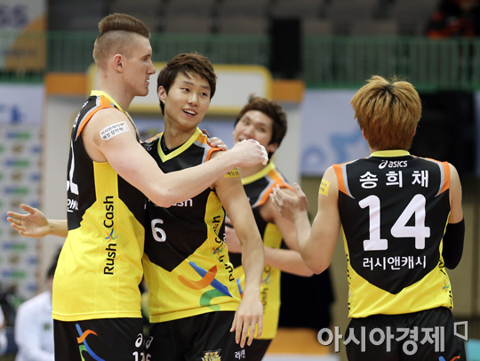 [포토] 득점에 기뻐하는 러시앤캐시