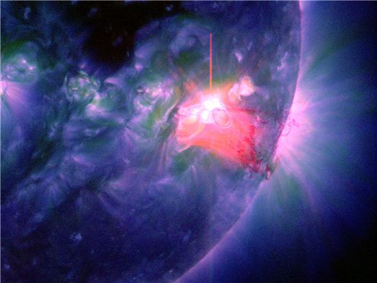 ▲2014년 1월1일(현지시간)에 발생한 태양 폭발. 빛의 여러 가지 파장이 태양 폭발과 함께 포착됐다. 
