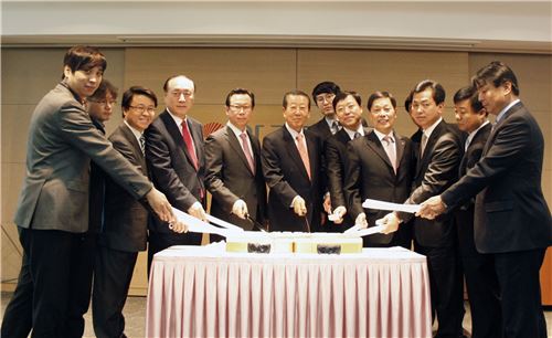 어준선 회장(가운데)을 비롯한 임원들이 2일 서울 영등포구 본사에서 열린 2014년 시무식에서 기념 떡을 자르고 있다.
