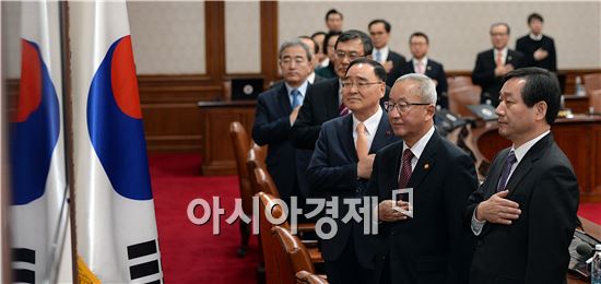 [포토]국민의례하는 정홍원 총리와 국무위원들