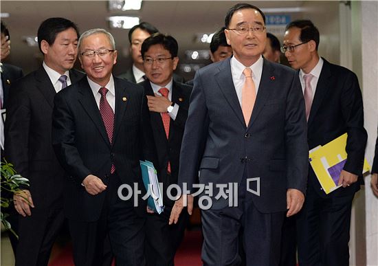 [포토]밝은 표정으로 입장하는 정홍원 총리와 국무위원들