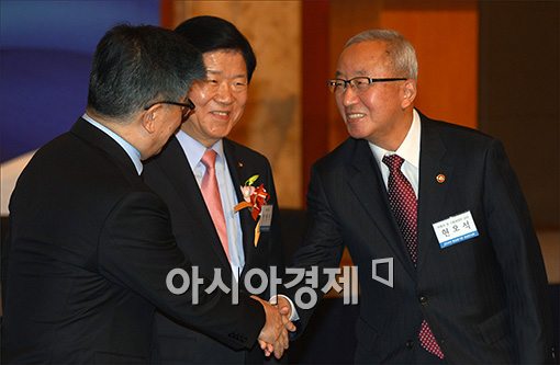 [포토]악수하는 현오석·김중수