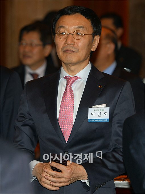 [포토]굳은 표정의 이건호 국민은행장