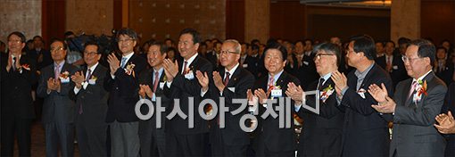 [포토]새해 축하 박수치는 금융인들