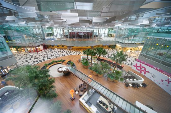 싱가포르는 창이국제공항의 넷째 여객터미널(T4)을 2017년에 연다는 계획에 따라 공사 중이다. 사진은 싱가포르 창이국제공항 여객터미널3(T3)의 환승구역 입구. 사진=블룸버그