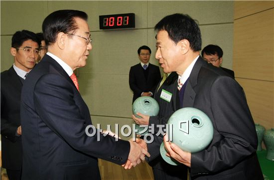 장성군이 투자유치 2년 연속 ‘최우수’ 수상을 하고 박준영 전남도지사(왼쪽)로부터 상을 받고있다.