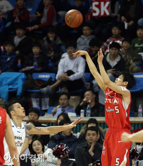 [포토] 김선형 '깔끔한 3점슛!'