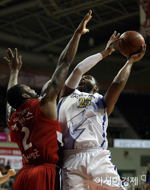 [포토] 슛 쏘는 삼성 존슨