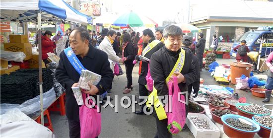 [포토]광주시 도시디자인국 토지정보과, 전통시장서 도로명주소 홍보