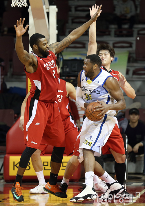 [포토] 존슨 '단단한데'