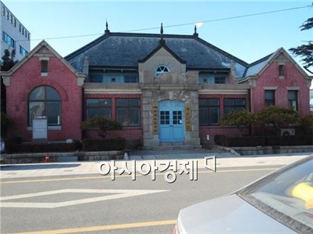 ▲일제 강점기 아픈 역사를 간직하고 있는 군산세관.