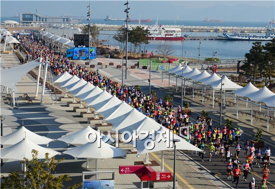 [포토]겨울바람을 가르는 마라토너들
