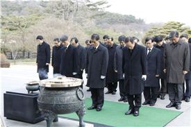국립서울현충원 참배 행사에서 심경섭 ㈜한화 대표(사진 앞줄 오른쪽에서 두번째) 외 임직원들이 현충탑 앞에서 참배하고 있는 모습. 