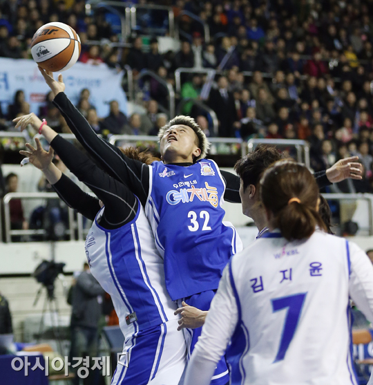 [포토] 박진영 '리바운드를 제압하는 자가 경기를 제압한다'