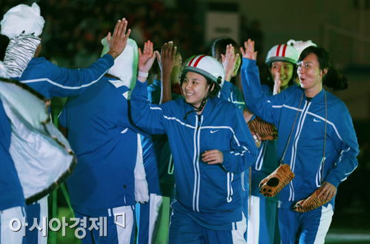 [포토] 최윤아 '크레용팝 헬멧 잘 어울려요?'