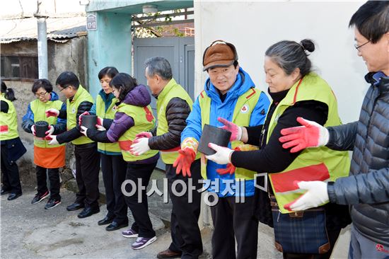 강운태 광주시장, 저소득 가정에 손수 연탄 배달