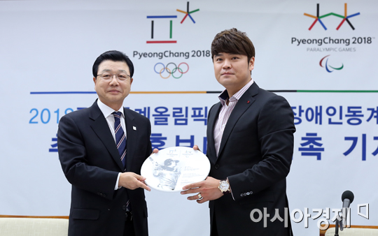 추신수(오른쪽)와 김진선 평창 동계올림픽 조직위원회 위원장[사진=정재훈 기자]