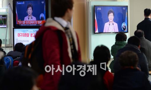 [포토]생중계되는 박근혜 대통령 첫 신년 기자회견