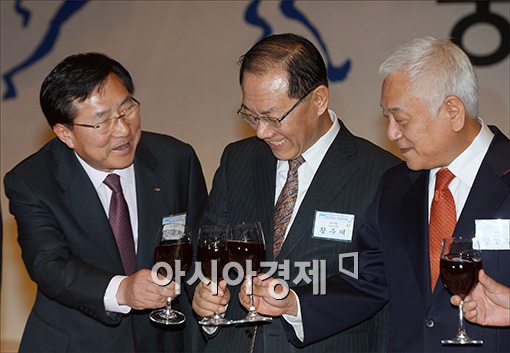 [포토]건배 나누는 김한길·황우여·김기문