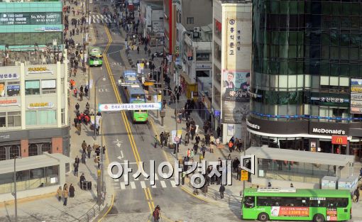 [포토]대중교통전용지구로 변한 신촌 연세로