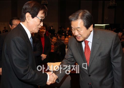 [포토]이기태 전 총재와 악수하는 김무성 의원